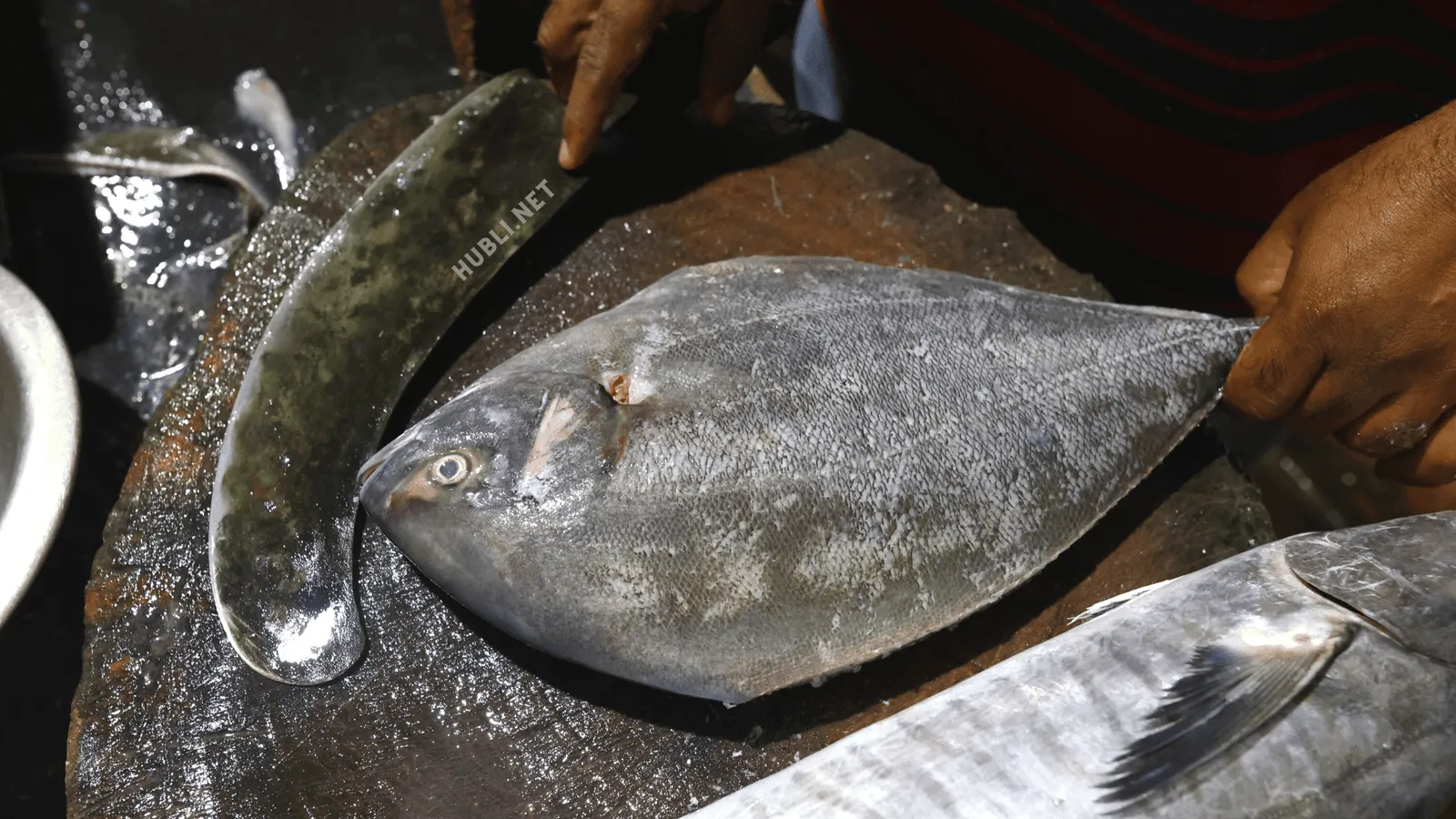 Preparing a customer's order @ Dharwadkar Fish Stall