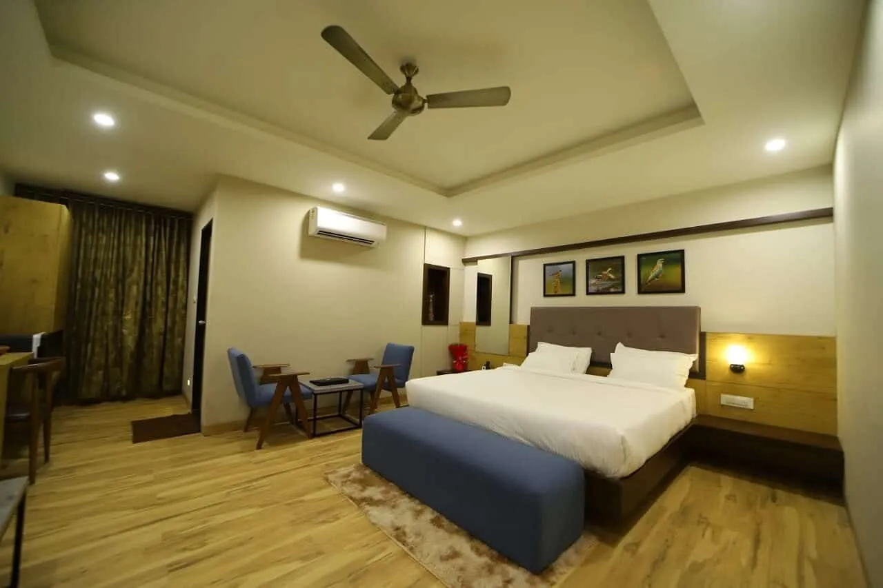 The Oaks Comforts Hotel Room